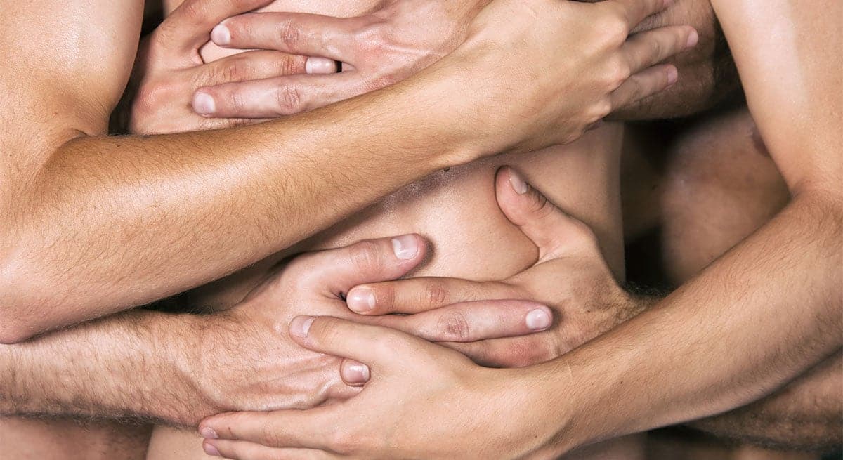 Tre mennesker som holder rundt hverandre