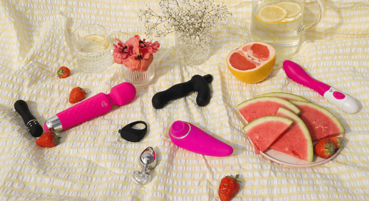 Minivibrator Cuties holdes av en kvinnelig hånd