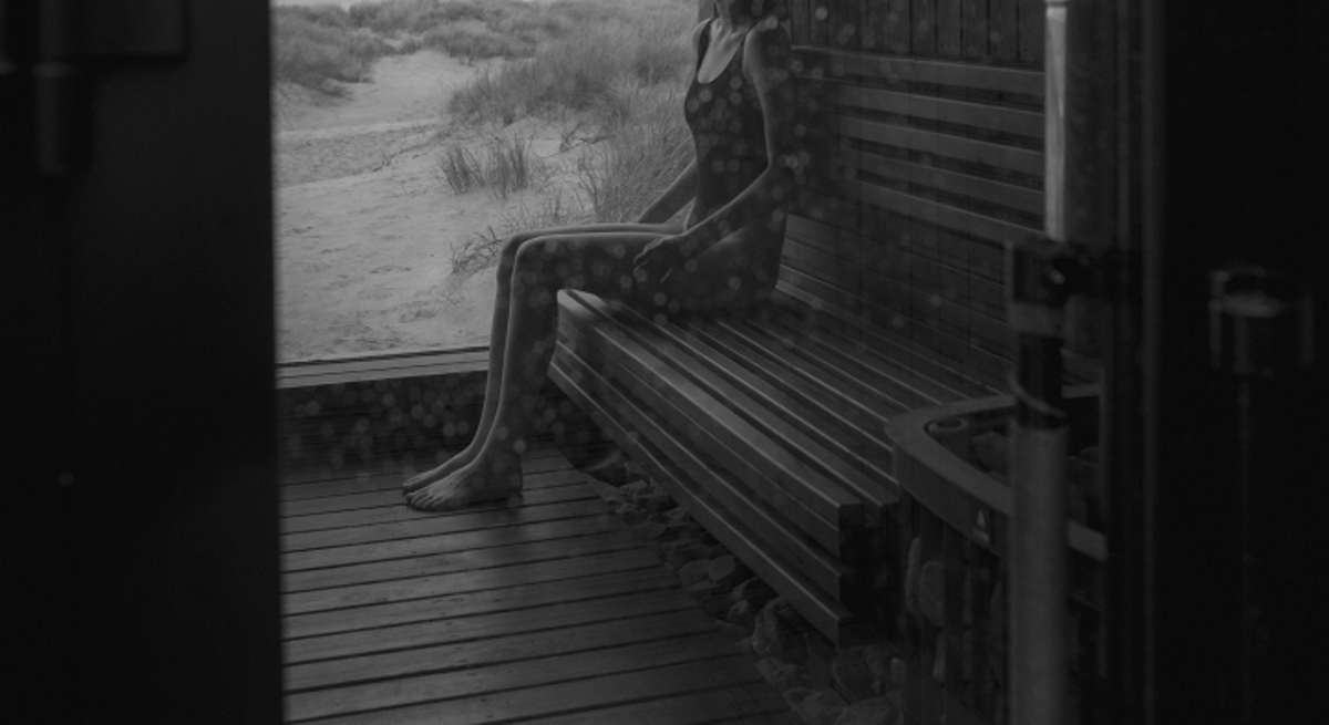 Erotisk novelle kvinne sitter i sauna