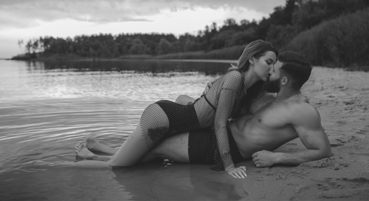 Erotisk novelle par kysser på strand