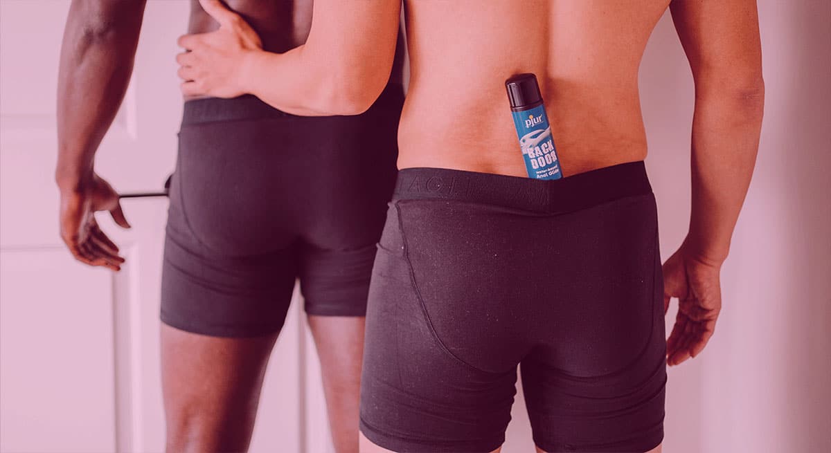 to menn i boksershorts med analglidemiddel
