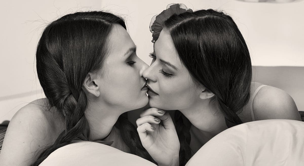 erotiske noveller: to jenter kysser