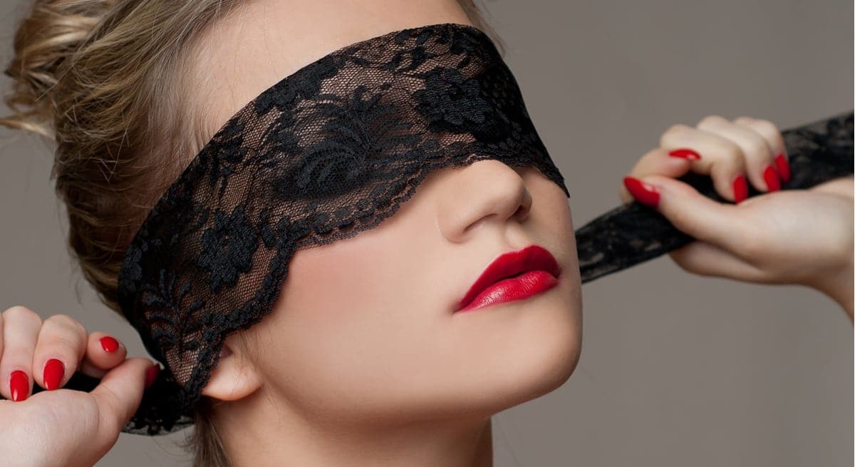 Blindfold bondage alene
