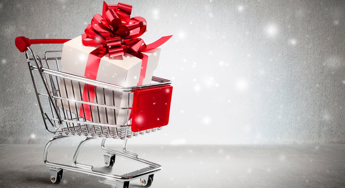 en handlevogn med julegave oppi - artikkel - husk å bestille julepakken din i god tid - illustrasjonsfoto, Shutterstock