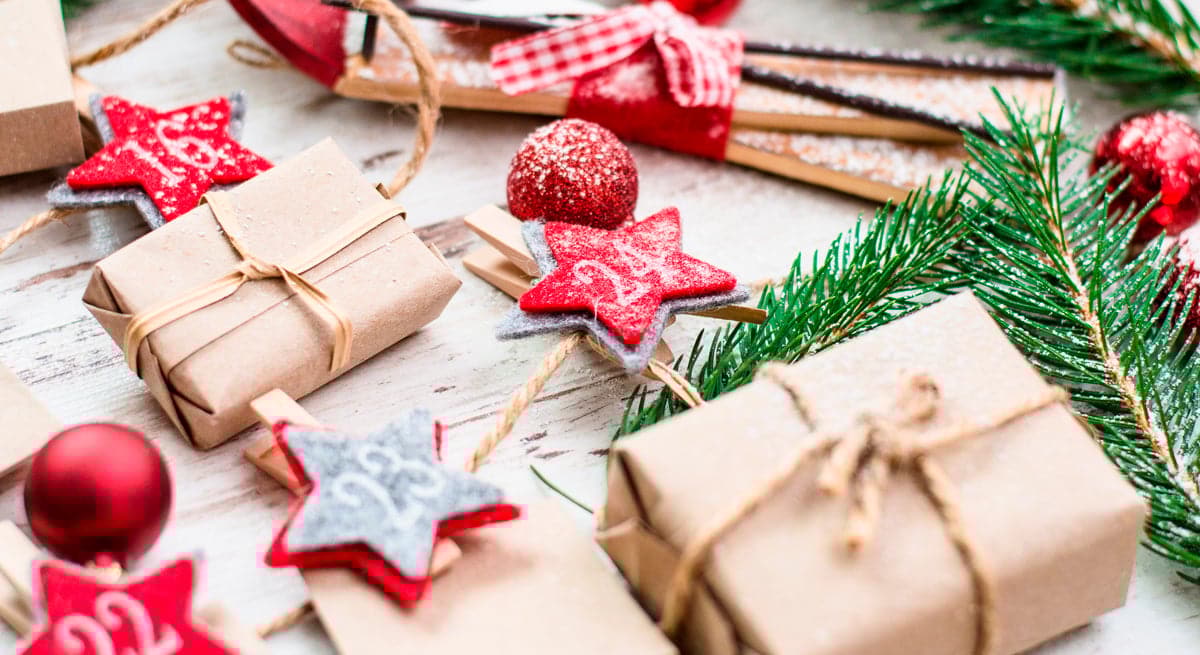 små pakker og merker til en adventskalender - artikkel - slik lager du årets erotiske julekalender - illustrasjonsfoto, Shutterstock