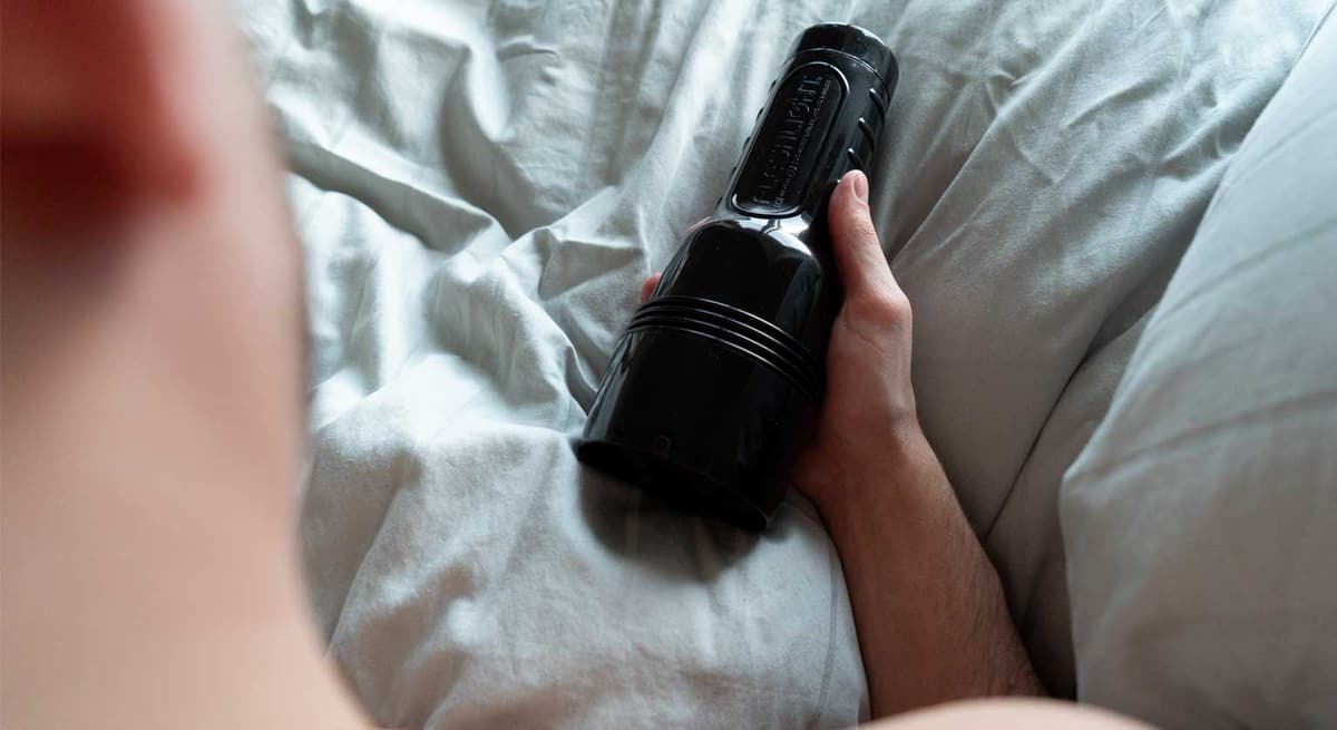 Fristende Fleshlight mann i seng