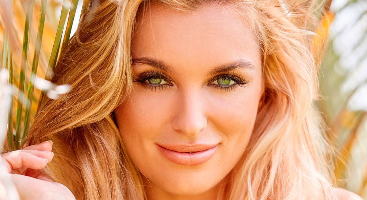 Blond dame ser sensuelt inn  i kamera - erotisk novelle - treningsøkten - illustrasjonsfoto, Shutterstock