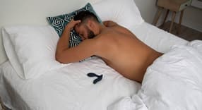 Mann i sengen med prostatavibrator