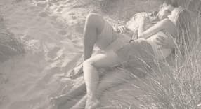 par kysser på stranden