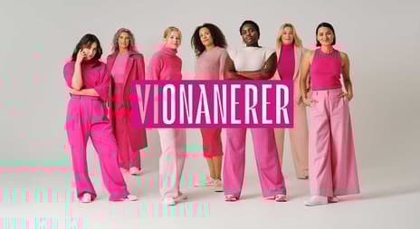 Vi onanerer Kondomeriet 7 kvinner i rosa klær modeller logo 