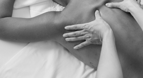 Erotisk novelle hender som masserer rygg