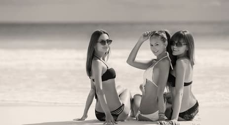 3 venninner i strandkanten
