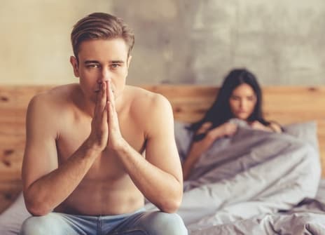 ufornøyd mann og kvinne i sengen