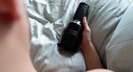 Fristende Fleshlight mann i seng