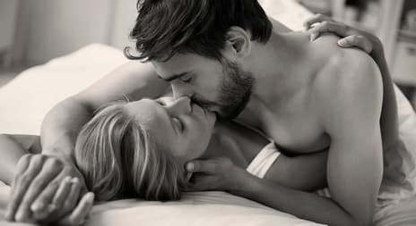 par-som-kysser-i-sengen
