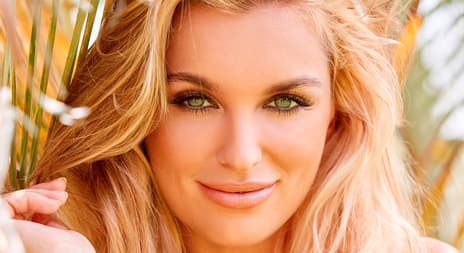 Blond dame ser sensuelt inn  i kamera - erotisk novelle - treningsøkten - illustrasjonsfoto, Shutterstock