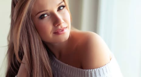 ung vakker dame med sensuelt blikk - erotisk novelle - min første gang - illustrasjonsfoto, Shutterstock