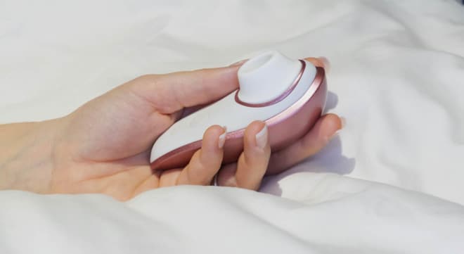 Womanizer Liberty h&aring;nd p&aring; seng.jpg